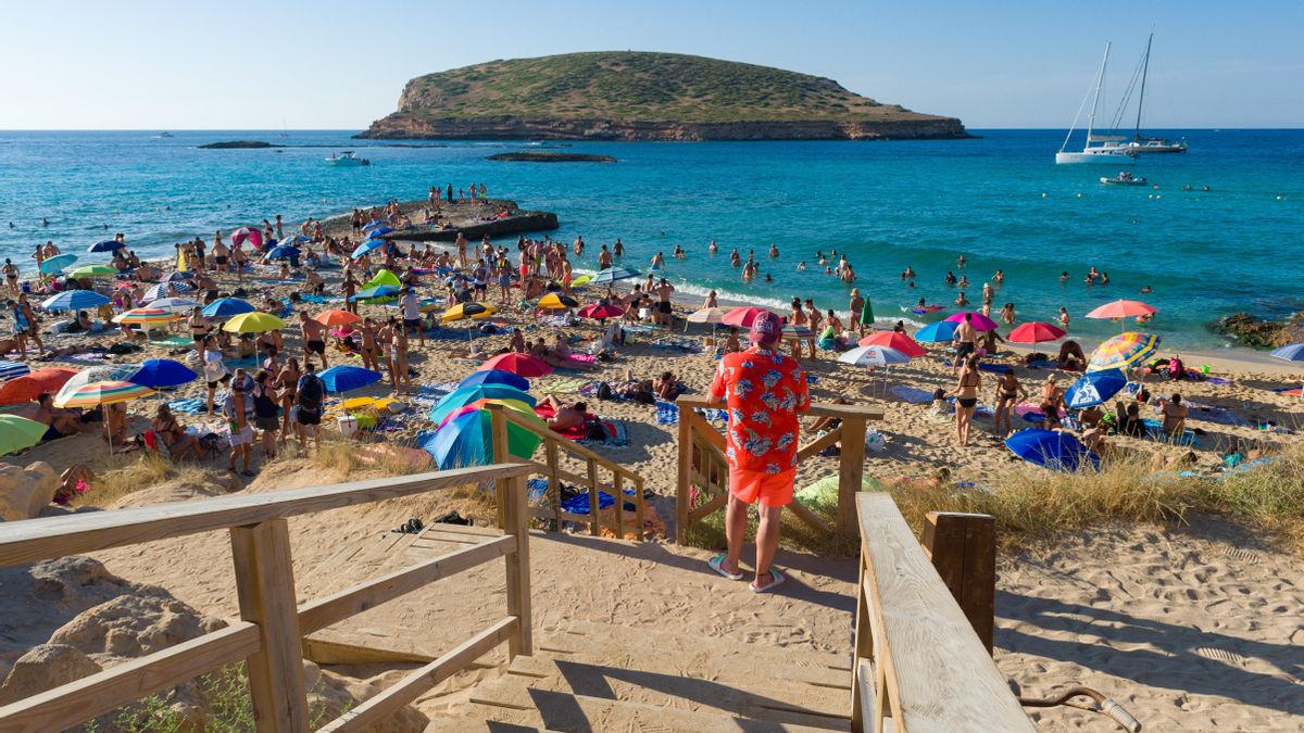 Banyistes gaudeixen de Cala Comte (Eivissa)