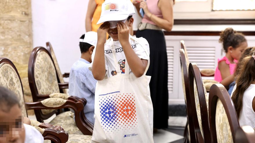 Archivo - Niños saharauis del programa Vacaciones en Paz durante la recepción en la Diputación de Cádiz. A 08 de agosto de 2024, en Cádiz (Andalucía, España).