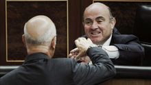 De Guindos promete que el Gobierno estudiará cambiar el huso horario