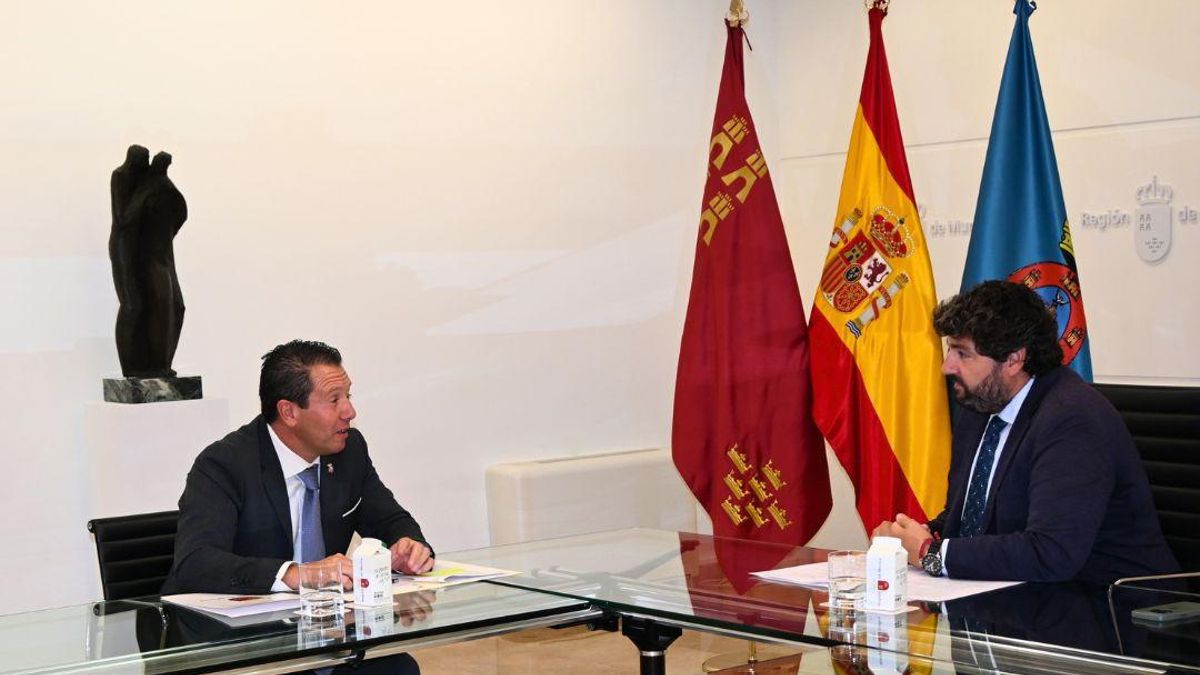 El alcalde de Mula, Juan Jesús Moreno, y el presidente regional, Fernando López Miras