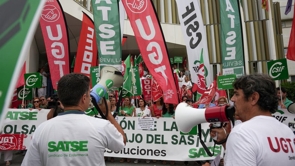 Numerosas personas se concentran para reclamar al SAS respeto al pacto de bolsa de empleo.