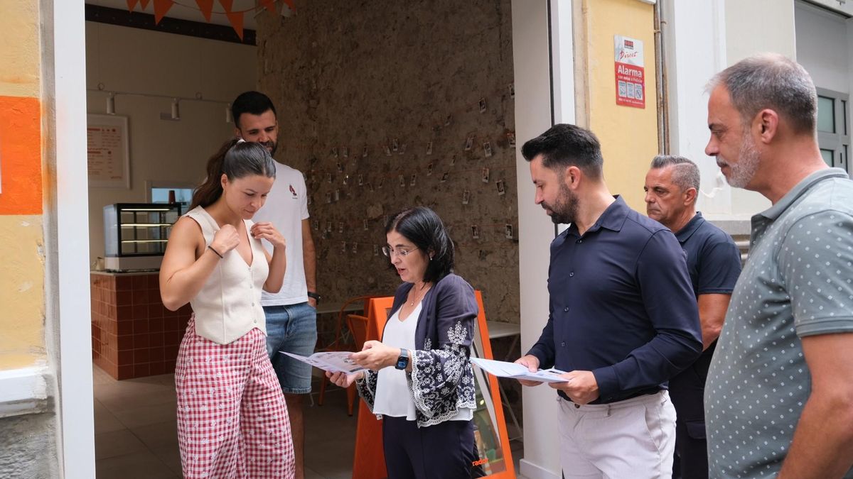 La alcaldesa, Carolina Darias, junto al concejal de Limpieza, Héctor Alemán, durante la presentación de las buenas prácticas de la gestión de residuos comerciales en Triana