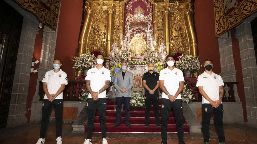 La UD Las Palmas realiza la ofrenda a la Virgen del Pino