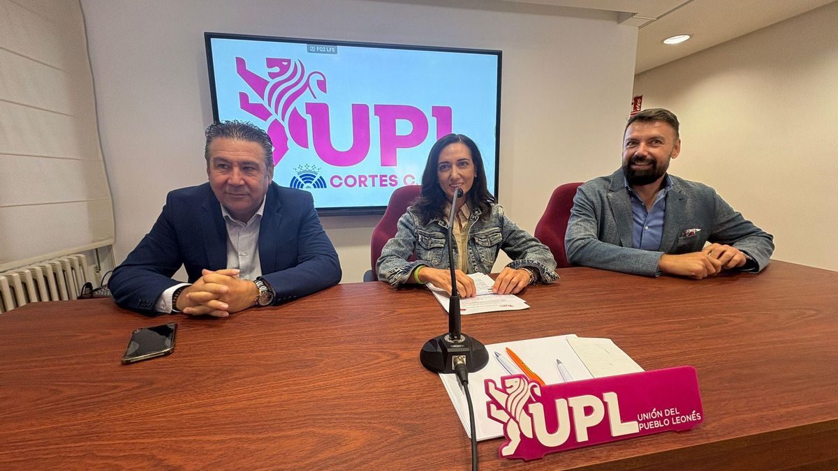 Los procuradores en las Cortes de UPL: Luis Mariano Santos, Alicia Gallego y José Ramón García