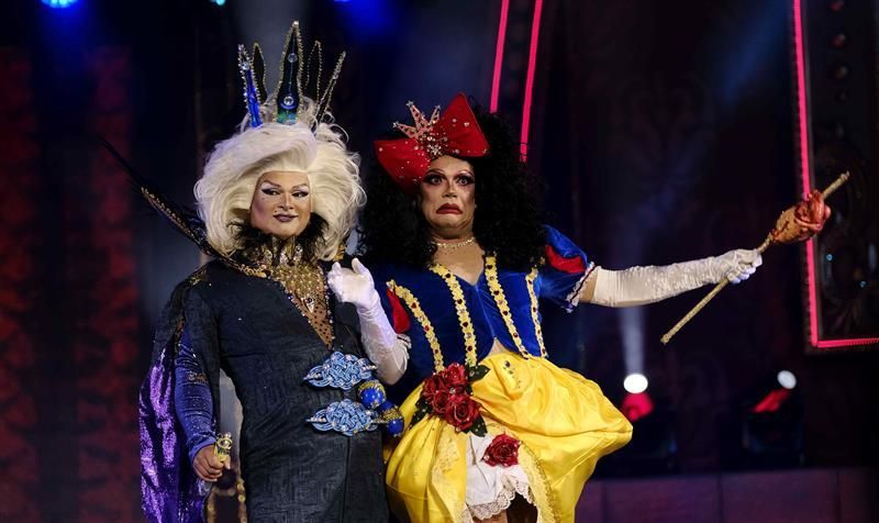 Drag Jou Jones y Drag Martika Dinamita, con la fantasía 'Te quiero tanto, tanto, que te mataría'. EFE/Angel Medina G.