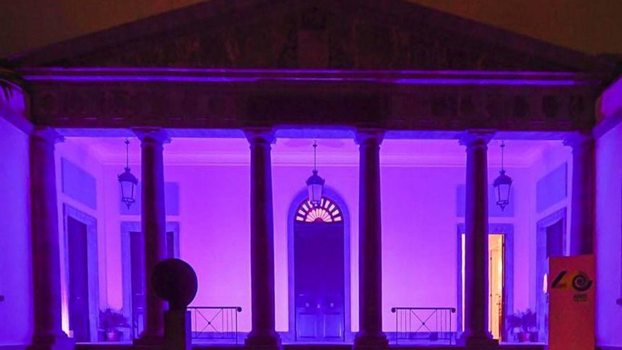 La fachada del Parlamento de Canarias se ilumina de violeta por el 8M