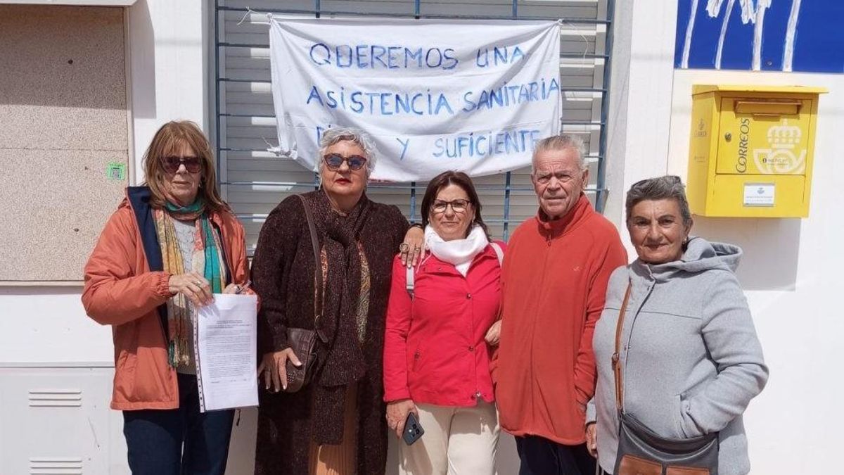 El centro de salud de Almería que Moreno prometió reforzar cuando era candidato: de abrir 2 horas al día a 6 horas al mes