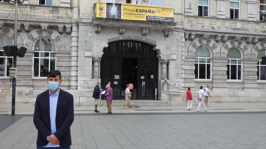 Alberto Torres pose frente a la puerta del Ayuntamiento de Santander.