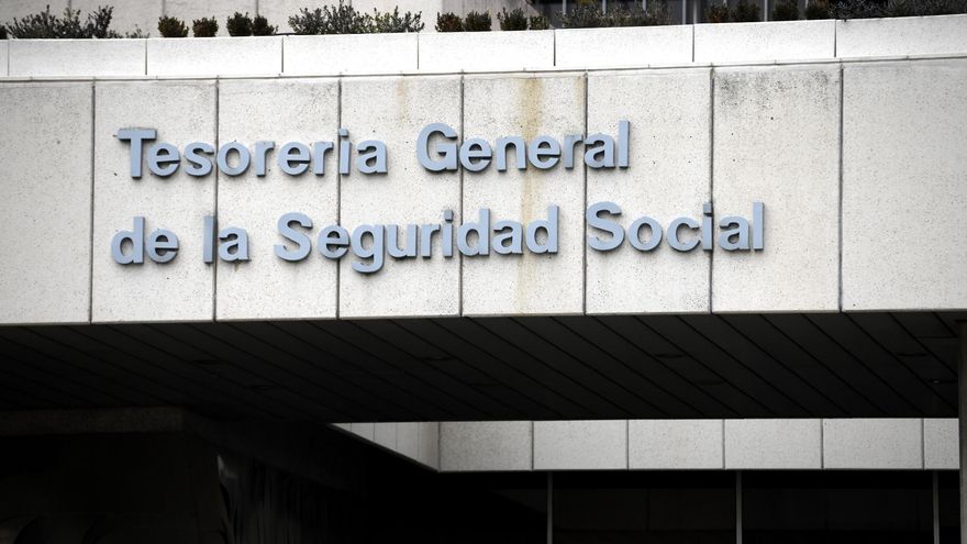 Archivo - Entrada de la sede de la Tesorería General de la Seguridad Social