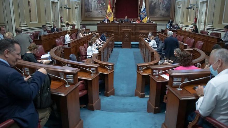 El Parlamento canario propone evaluar sobre contenidos isleños a los opositores para evitar una "avalancha" desde otras comunidades