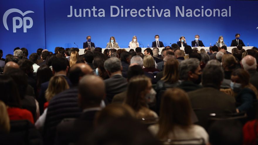El líder del PP, Pablo Casado (4i); la portavoz del PP en el Congreso de los Diputados, Cuca Gamarra (4d), y la vicepresidenta segunda del Congreso de los Diputados y exministra de Fomento, Ana Pastor (2d), en una reunión de la Junta Directiva Nacional tras la crisis interna del partido, en Eurostars Madrid Tower, a 1 de marzo de 2022, en Madrid (España). El Partido Popular ha reunido a su Comité Ejecutivo leer más Nacional y a la Junta Directiva Nacional, en dos reuniones diferentes, para ratificar las últimas dimisiones --como la del secretario general del partido o la de la presidenta del Comité de Derechos y Garantías-- y aprobar nuevos nombramientos. Las citas han sido organizadas tras la crisis interna del PP ocasionada tras el estallido de un supuesto espionaje a la presidenta de la Comunidad de Madrid el pasado 16 de febrero con el fin de intentar acreditar el posible cobro de comisiones del hermano de la jefa del Ejecutivo madrileño a cambio de contratos públicos.