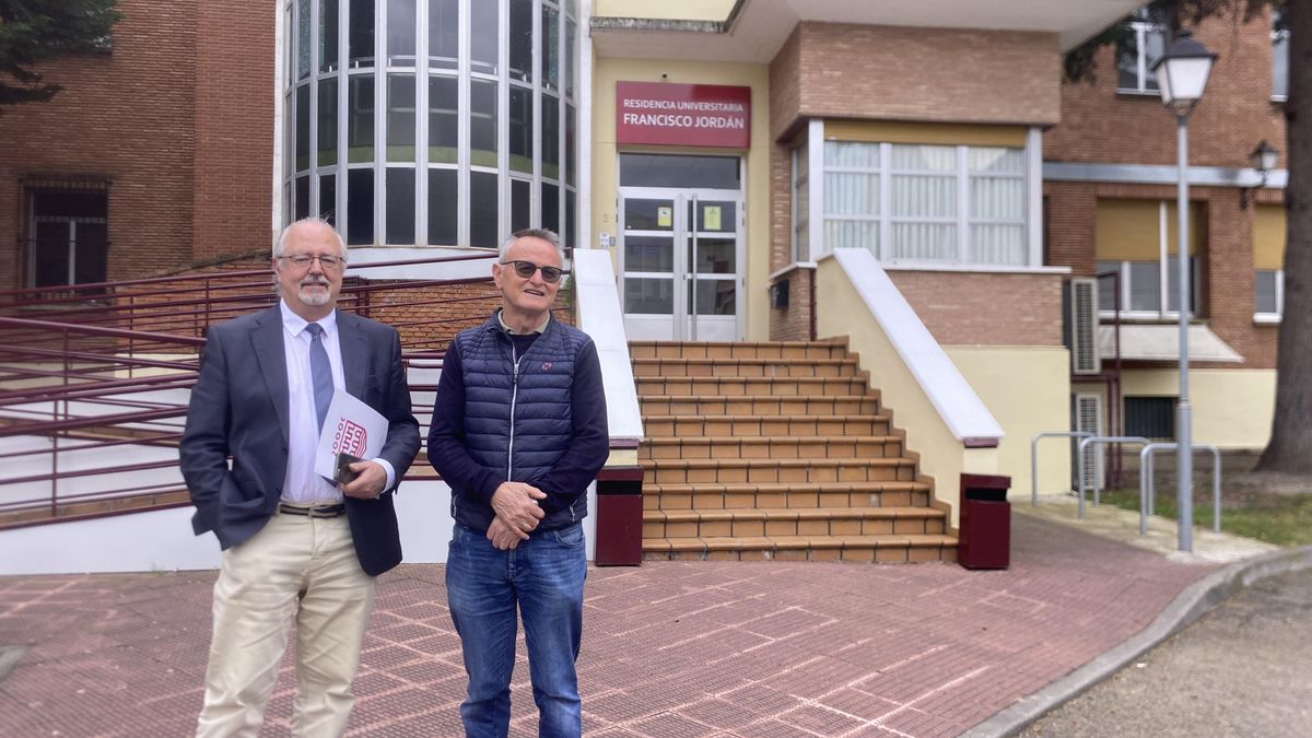 Jesús López y Juan José Landa en las instalaciones de la comunidad salvatoriana