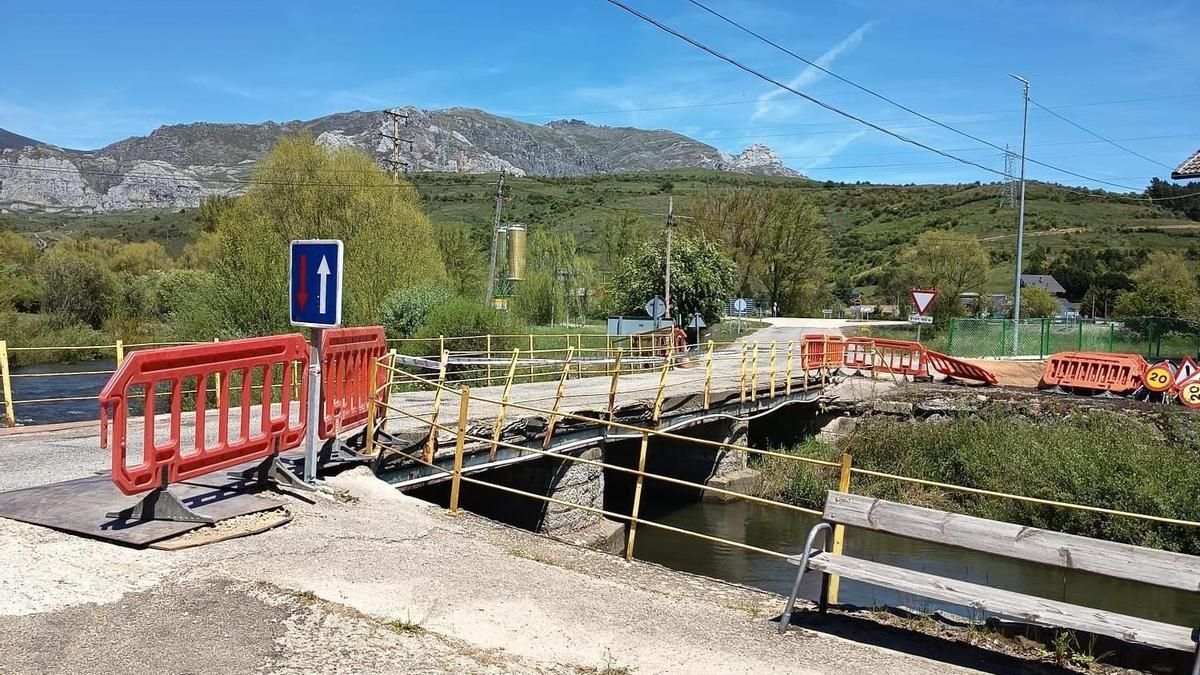 Puente en obras sobre el Bernesga en Ventosilla de la Tercia, localidad del municipio de Villamanín. 
