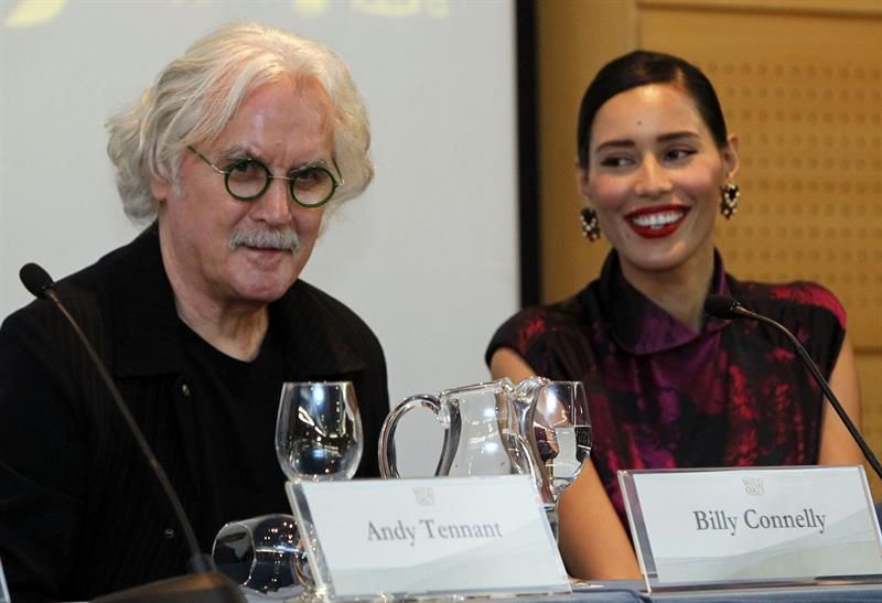 Los actores Bill Connolly (i) y Rebeca Dacosta durante la rueda de prensa que ofrecieron en Maspalomas. EFE/Elvira Urquijo A.
