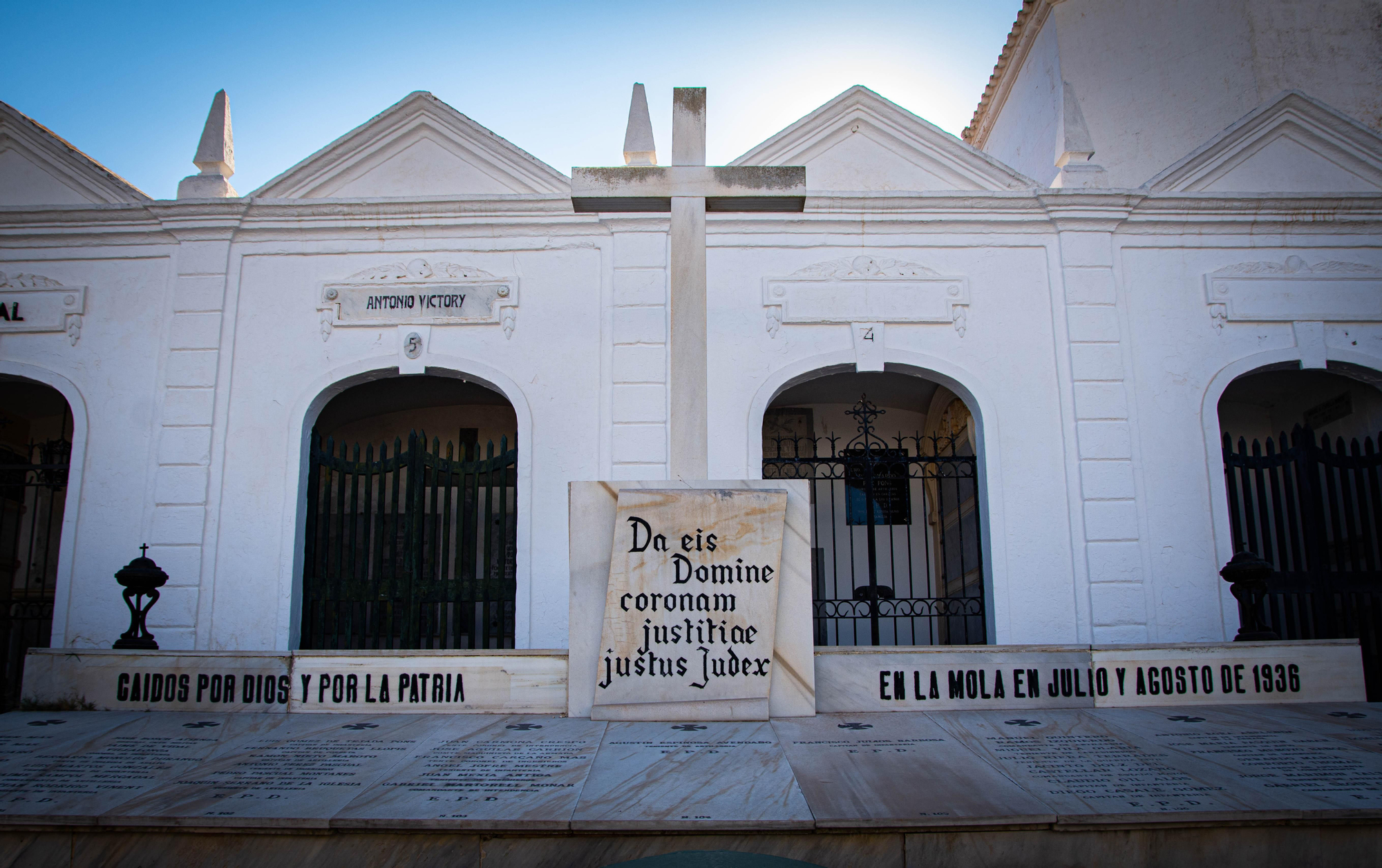 Monumento a los "caídos por Dios y por la Patria" en el cementerio viejo de Ciutadella