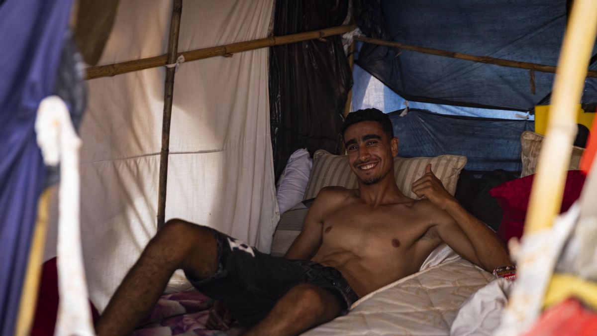 Kamal tumbado en su cama.