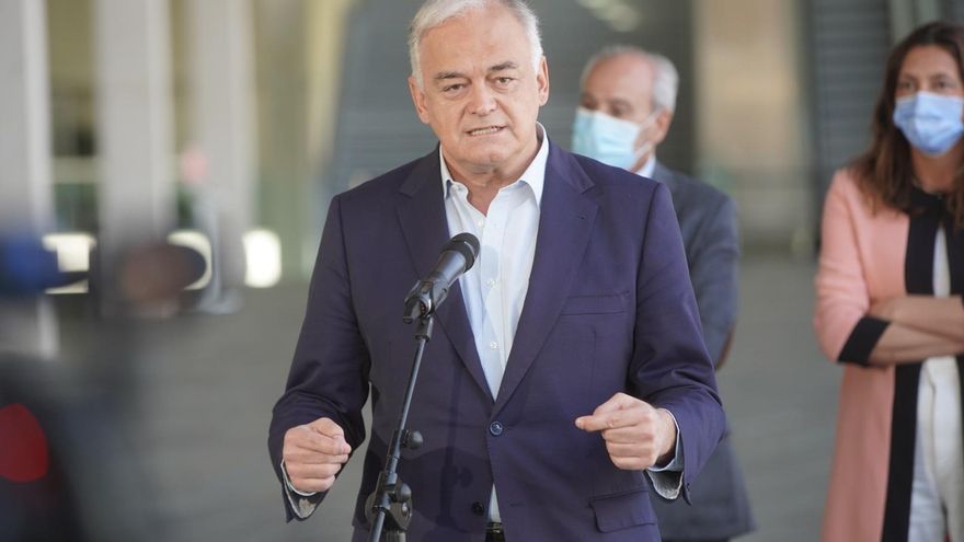 El presidente del comité organizador del congreso del PP, Esteban González Pons, ofrece una rueda de prensa en Sevilla junto a la portavoz del Grupo Popular, Cuca Gamarra, tras visitar las instalaciones del cónclave de abril.