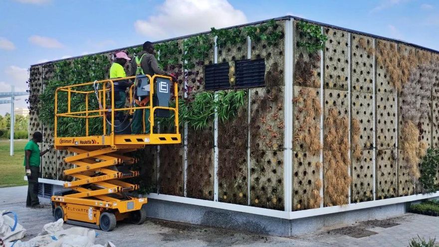 Reverdece el jardín vertical de 90 metros abierto por Ayuso que se secó en Chamberí