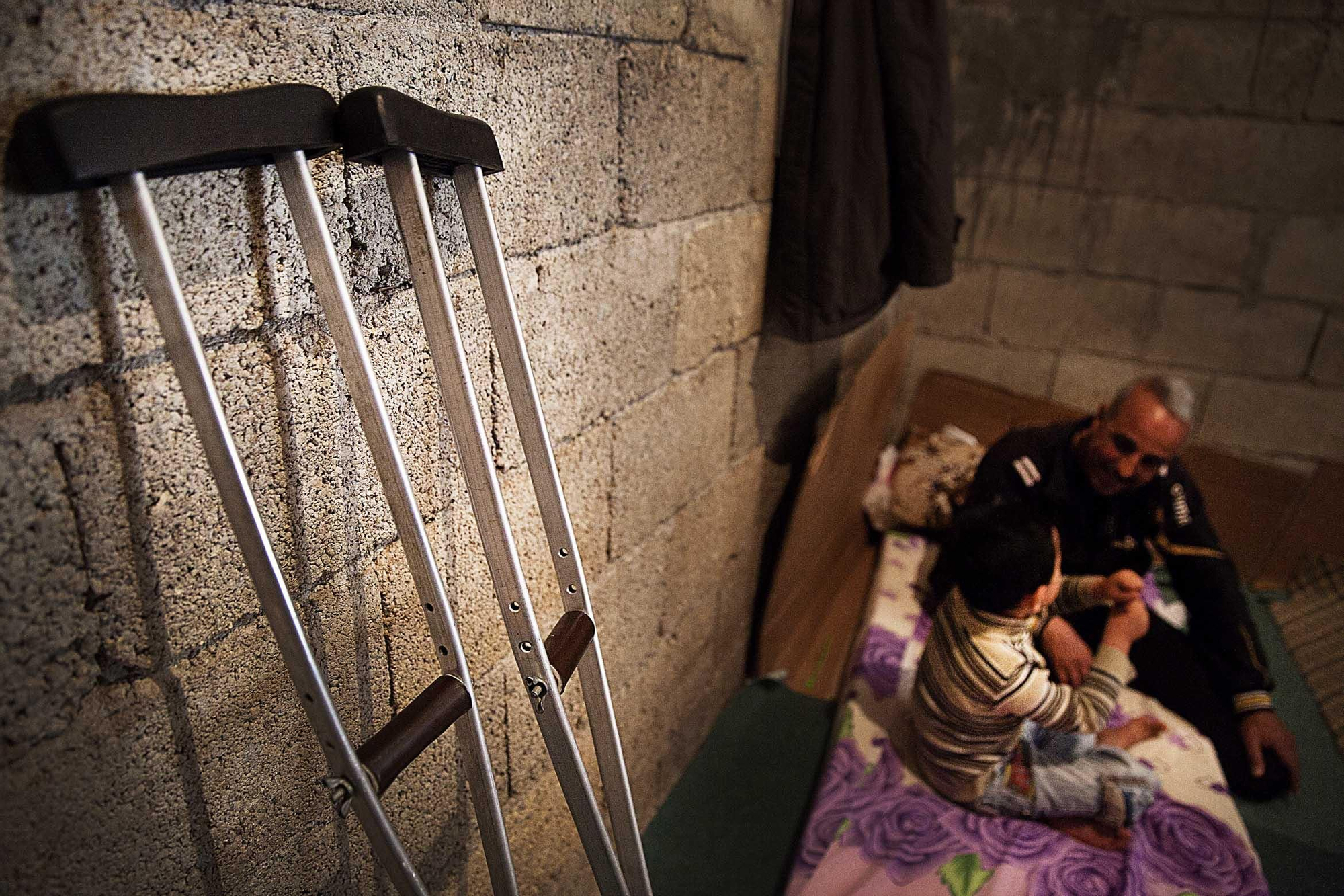 Kilis, en el sur de Turquía, es el primer destino para muchos de los sirios que huyen hacia el norte. Esta familia vive en un garaje y está a la espera de entrar en un campo de refugiados. Fotografía: Anna Surinyach /MSF