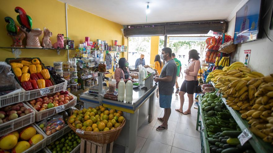 Personas hacen compras en un supermercado en Brasilia (Brasil). EFE/Joédson Alves/Archivo