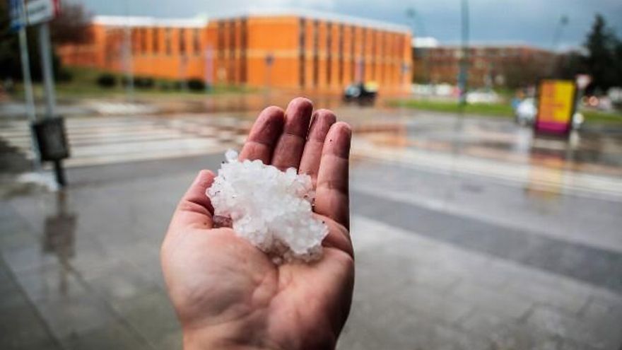 El pedrisco que cayó durante la granizada en el Campus de Vegazana. // Campillo / ICAL