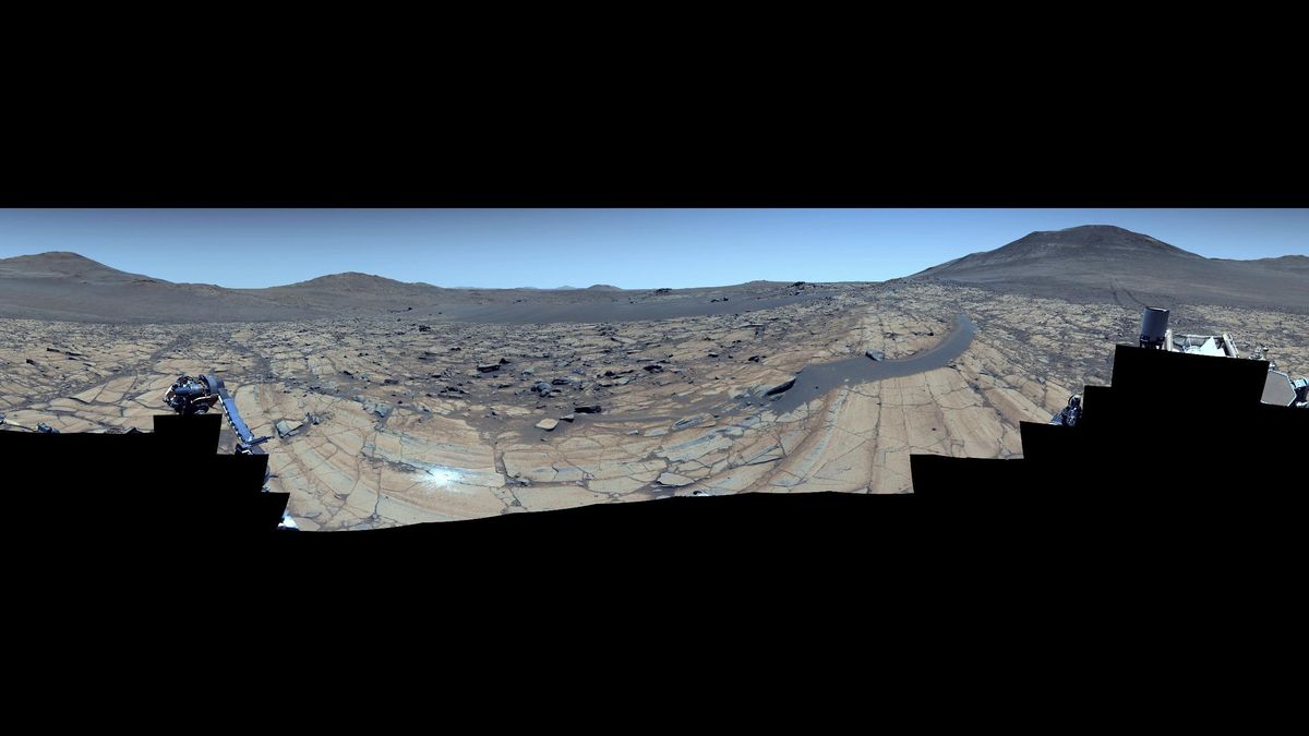 Capturado en un lugar llamado "Falbreen", este mosaico de colores mejorados presenta cielos engañosamente azules y la 43ª abrasación rocosa de la misión del rover Perseverance de la NASA  a Marte