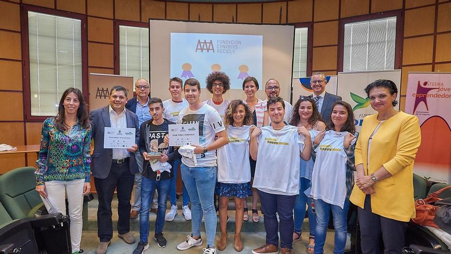 Foto de familia con los alumnos premiados en el certamen 'Crea y Recicla' 2017