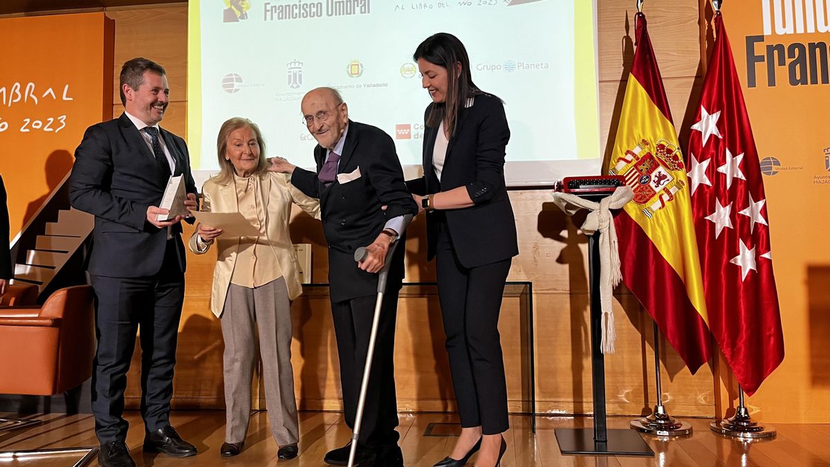 El consejero de Cultura, Turismo y Deporte de la Comunidad de Madrid, Mariano de Paco, entrega al escritor Álvaro Pombo el Premio Francisco Umbral.