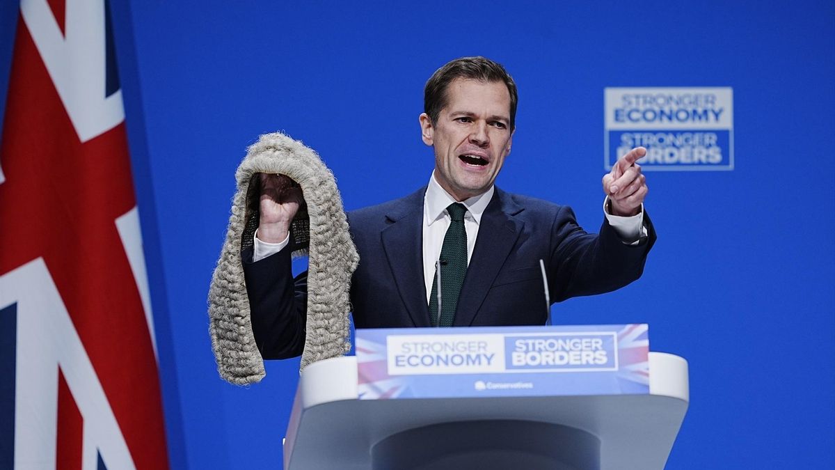 El portavoz de Justicia del Partido Conservador, Robert Jenrick, durante su discurso en el congreso del Partido Conservador este martes, en Manchester.