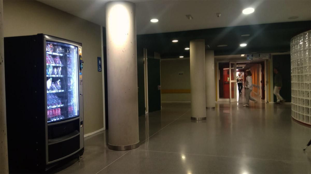 El pasillo del Hospital de León con la máquina dispensadora.