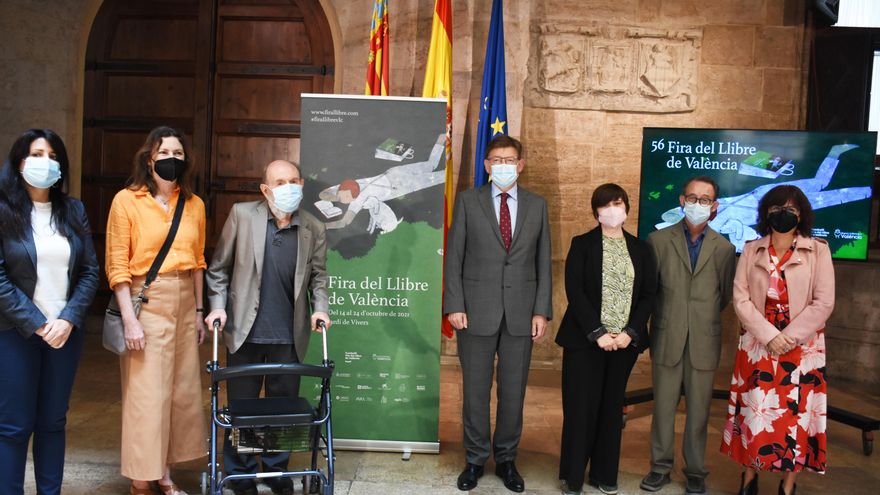 El presidente de la Generalitat Valenciana, Ximo Puig, junto al poeta Marc Granell y los organizadores de la Fira del Llibre de València.