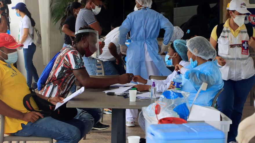 Fotografía de archivo en la que se registró un centro de vacunación contra la covid-19, en Cartagena (Colombia). EFE/Ricardo Maldonado