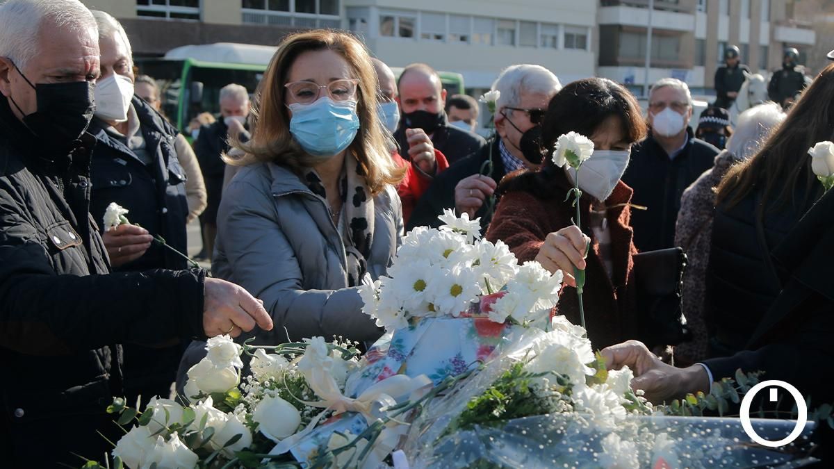 Ofrenda floral en recuerdo de María de los Ángeles García y María Soledad Muñoz