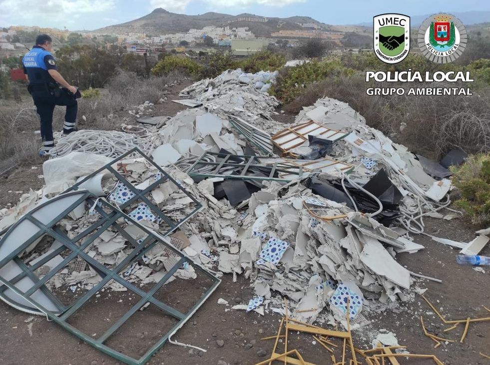 Montaña de escombros dejada, presuntamente, por el denunciado.