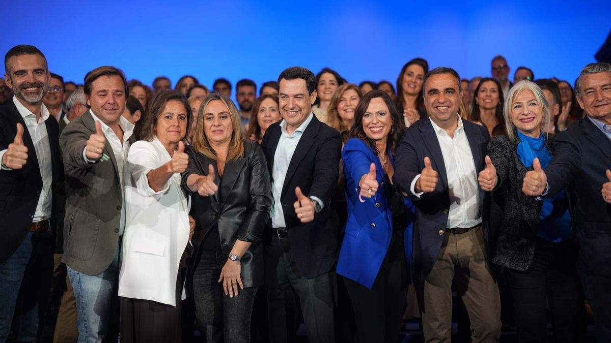 Juan Manuel Moreno posa con los números uno del PP en todas las provincias andaluzas, durante un acto de partido en Granada.