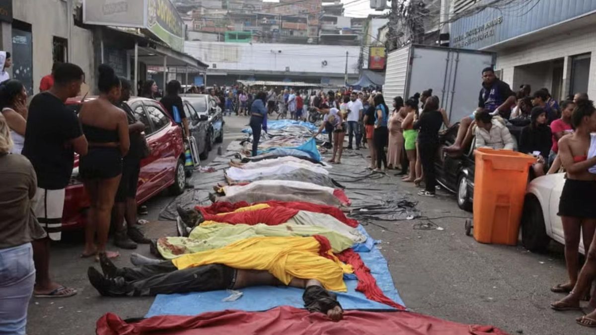 Los habitantes de las favelas en Río de Janeiro exponen los cuerpos de 40 cadáveres tras la operación policial