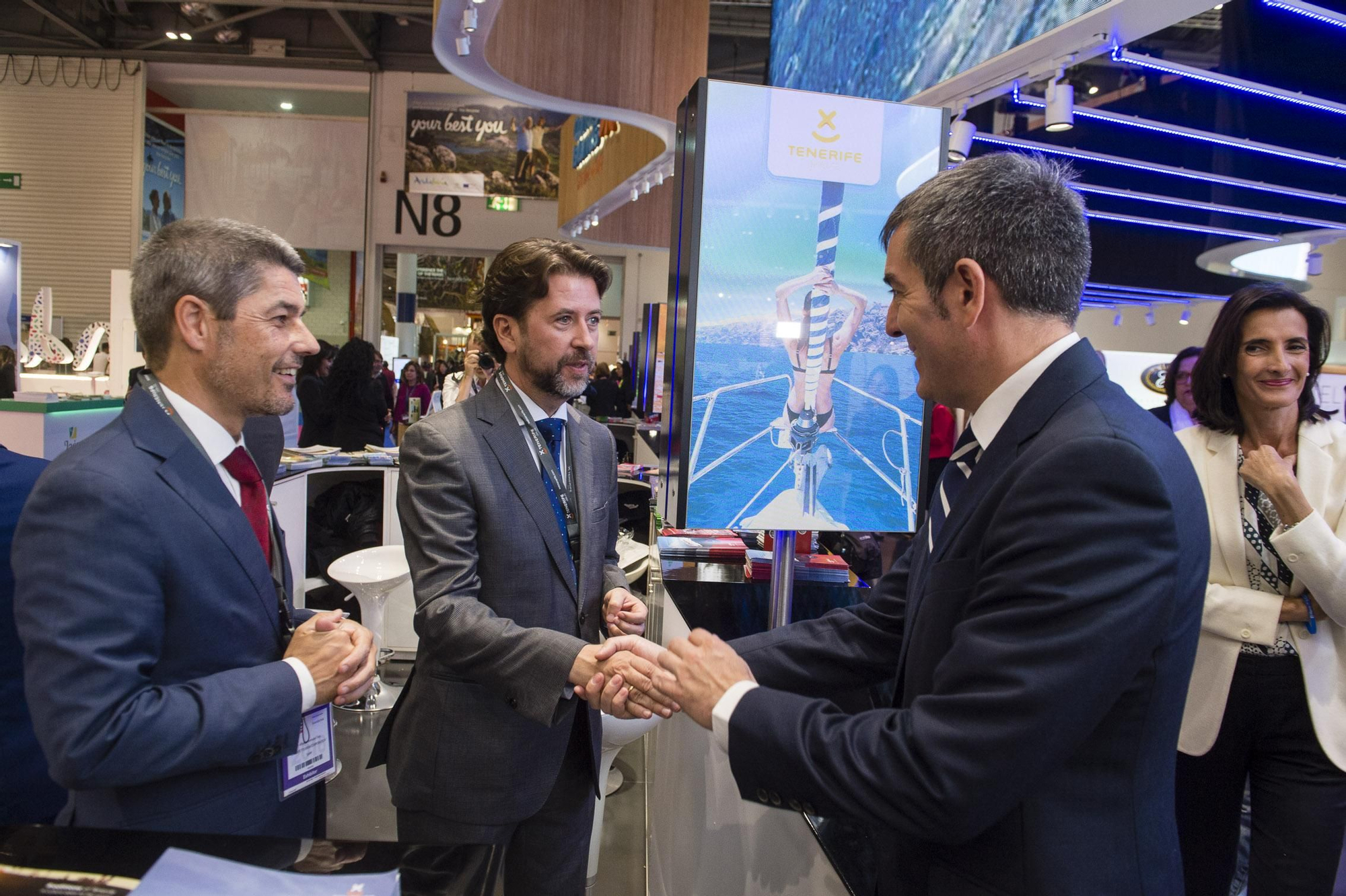 El presidente del Cabildo de Tenerife, Carlos Alonso (centro) saluda al presidente canario, Fernando Clavijo (d) en la WTM
