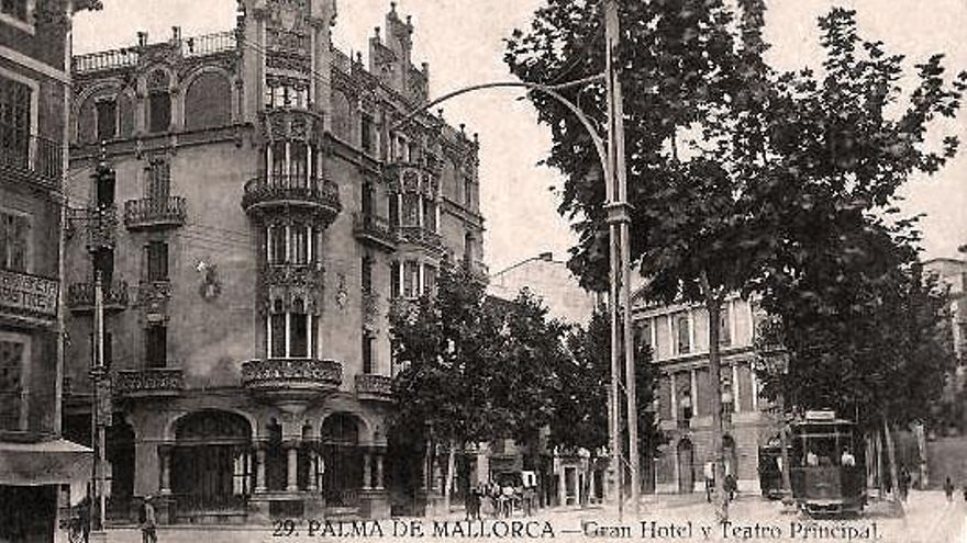 El Grand Hotel de Palma con el Teatre Principal al fondo