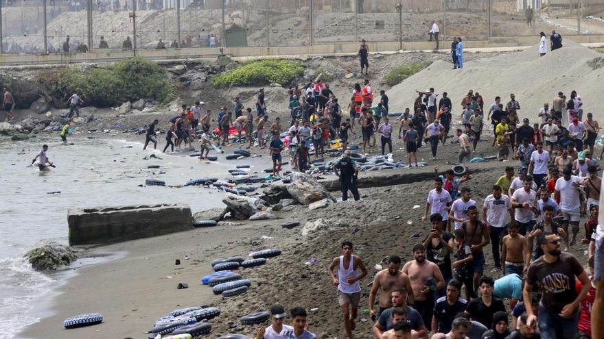 Archivo (30/07/2026).- Miles de jóvenes marroquíes llegaron este jueves a la frontera entre Castillejos (Marruecos) y Ceuta para tratar de cruzar la valla que separa las dos ciudades, según pudo comprobar EFE. Cientos de ellos saltaron las vallas de protección, que no estaban custodiadas en ese momento por policías, y accedieron a Ceuta. EFE/Reduan Dris