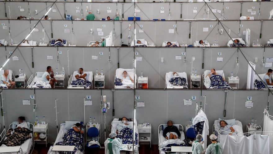 Fotografía general de pacientes en tratamiento por la covid-19, en el Hospital Municipal de Campaña Pedro Dell Antonia, el 15 de abril de 2021 en la ciudad de Santo André, en el estado de Sao Paulo (Brasil). EFE/ Sebastiao Moreira/Archivo