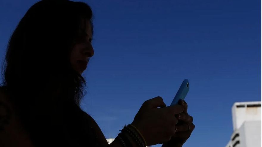 Cuando la dureza del trabajo doméstico lleva a las mujeres migrantes a hablar con ChatGPT: “Me dejó tocada aceptar condiciones de esclavitud”