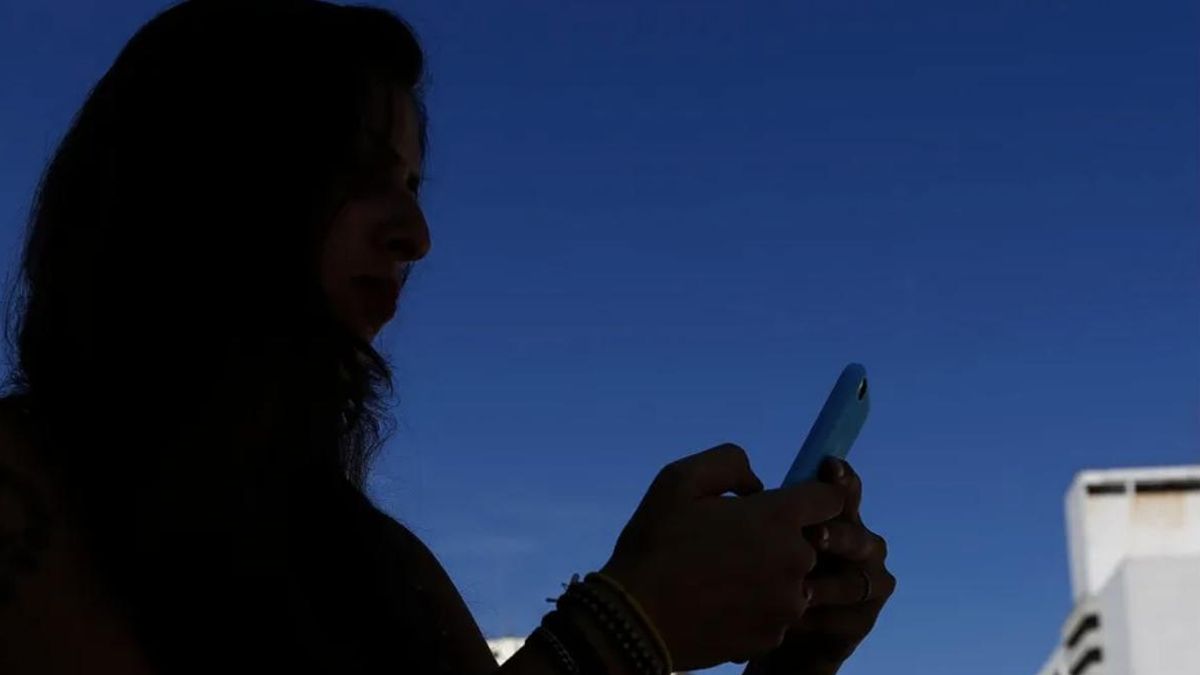 Mujeres migrantes empleadas de hogar recurren a la IA para buscar apoyo psicológico ante las duras condiciones de sus trabajos.