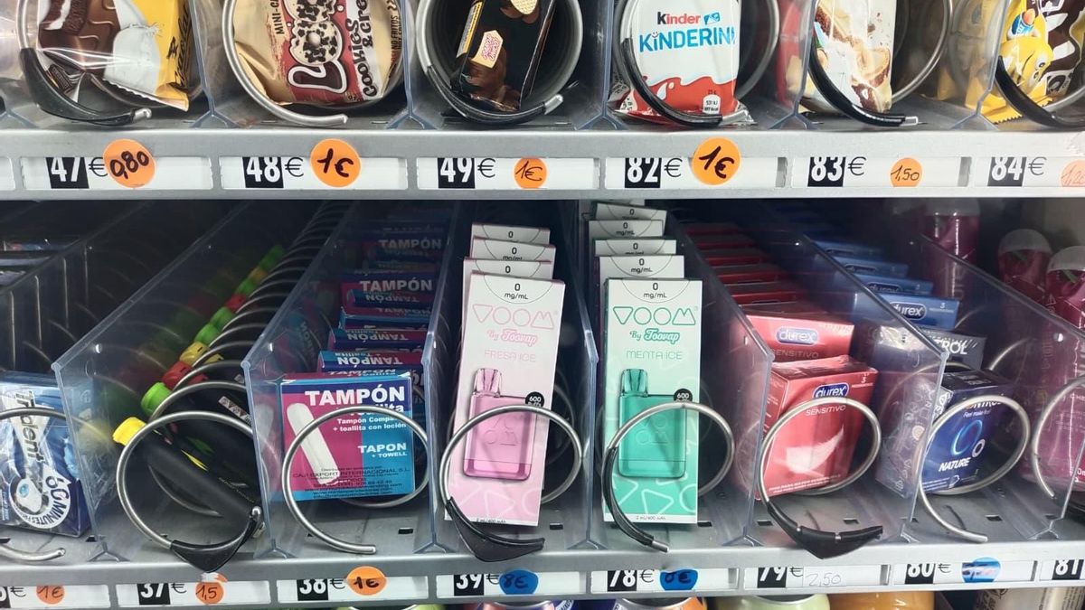 Cigarrillos electrónicos disponibles en una máquina expendedora