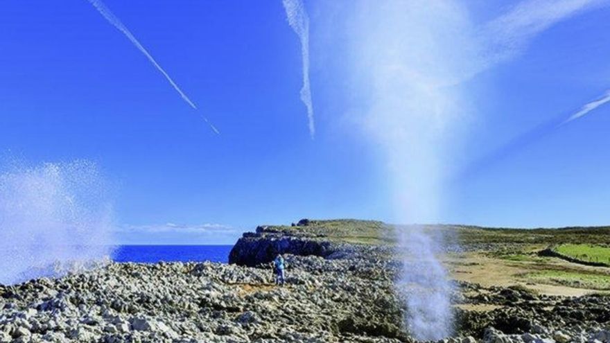 Las grietas de estos acantilados se llaman bufones y son un auténtico espectáculo del Cantábrico