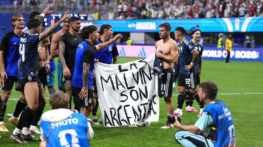 "Las Malvinas son argentinas": jugadores de la selección sacan al campo una polémica pancarta tras vencer a Inglaterra