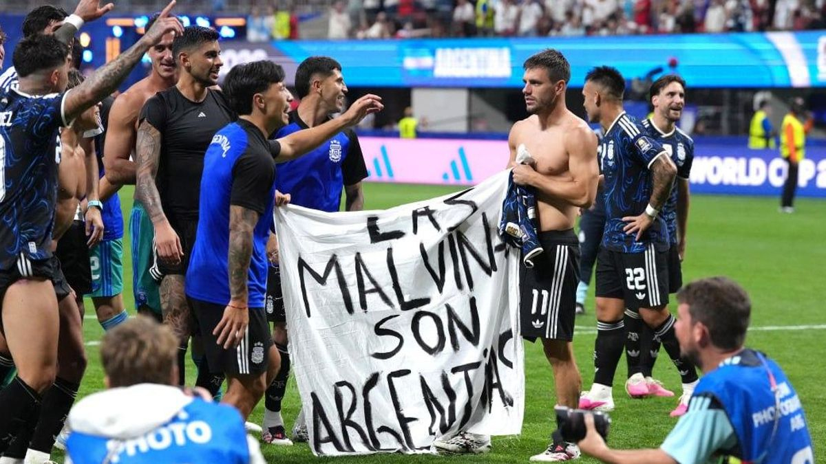 Jugadores argentinos sacan la pancarta con el lema 'Las Malvinas son argentinas'