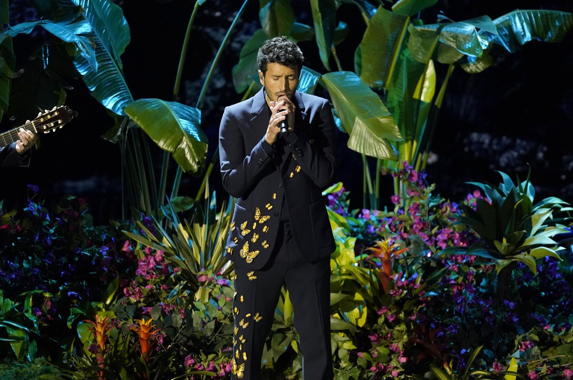 Sebastián Yatra, interpretando 'Dos oruguitas', la nominada a Mejor canción por 'Encanto'.