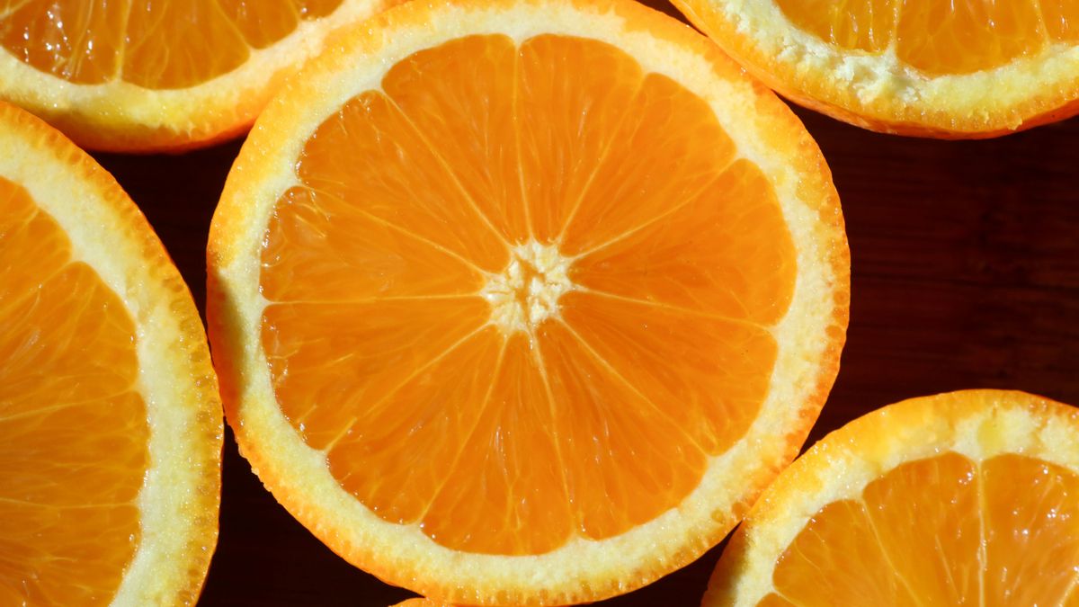 Pela las naranjas para introducirlas en la ensalada con el resto de los ingredientes.