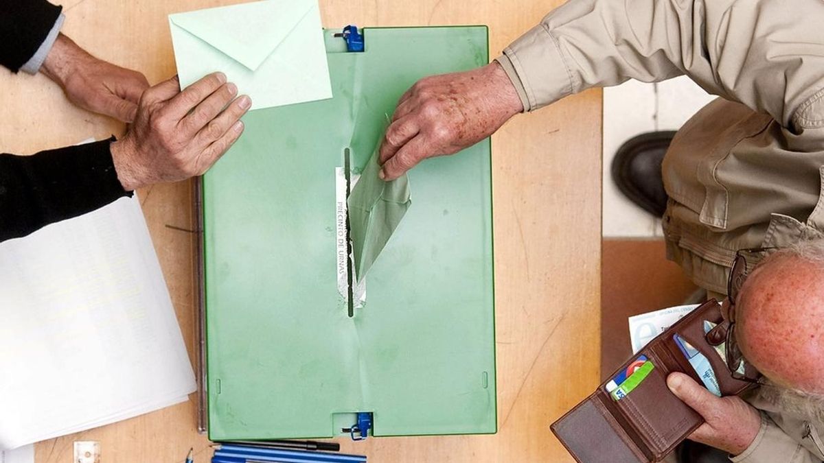 PSOE y PP se culpan del fracaso de la supresión del voto rogado y Podemos y Cs piden perdón a los electores del exterior