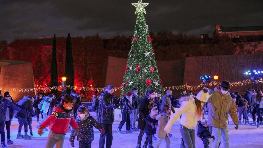 Navidad sobre hielo: pistas de patinaje que no te puedes perder en Madrid, con sus precios y horarios